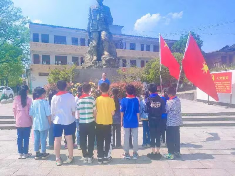 萬(wàn)塘中心小學(xué)開展清明“祭英烈”活動(dòng)