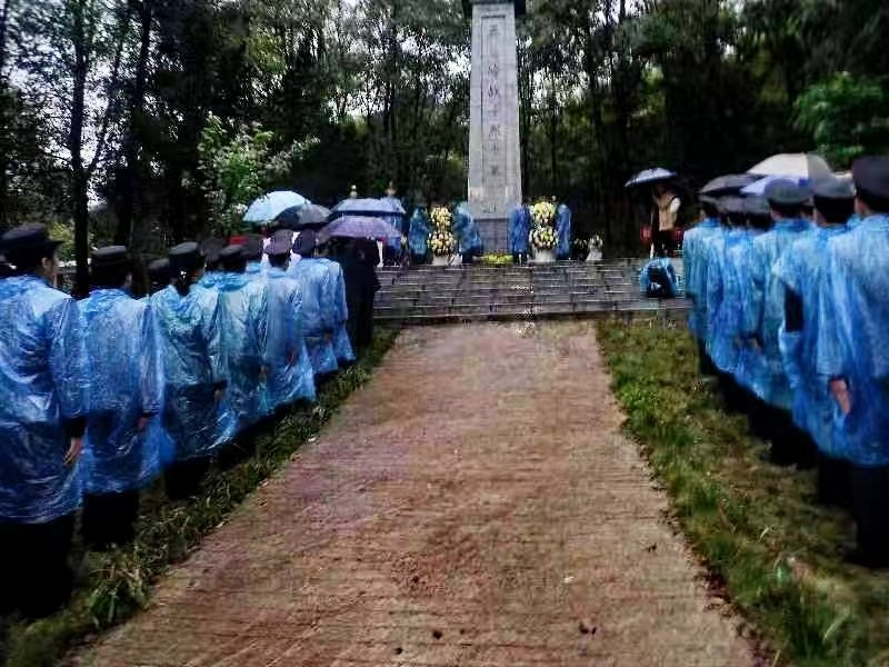 邵陽縣第二高級(jí)中學(xué)國防班別樣的清明祭掃活動(dòng)