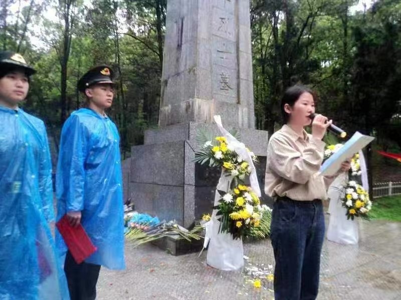 邵陽縣第二高級(jí)中學(xué)國防班別樣的清明祭掃活動(dòng)