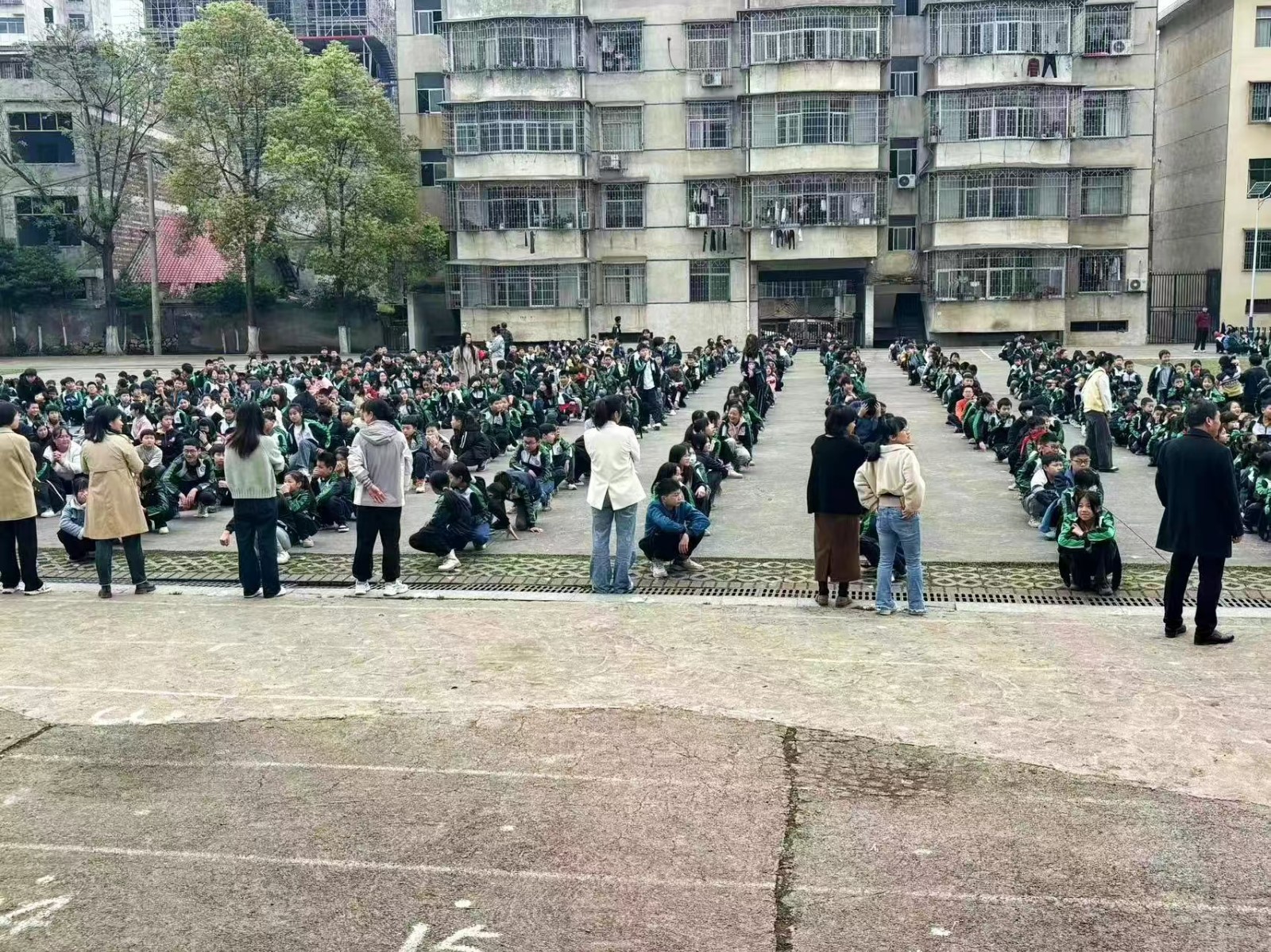 開展消 防 應 急 演 練