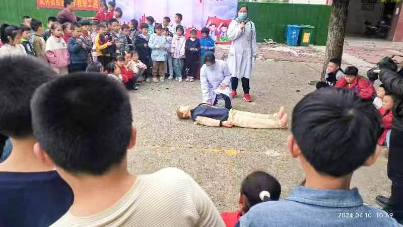 紅星小學(xué)開(kāi)展防溺水應(yīng)急施救演練