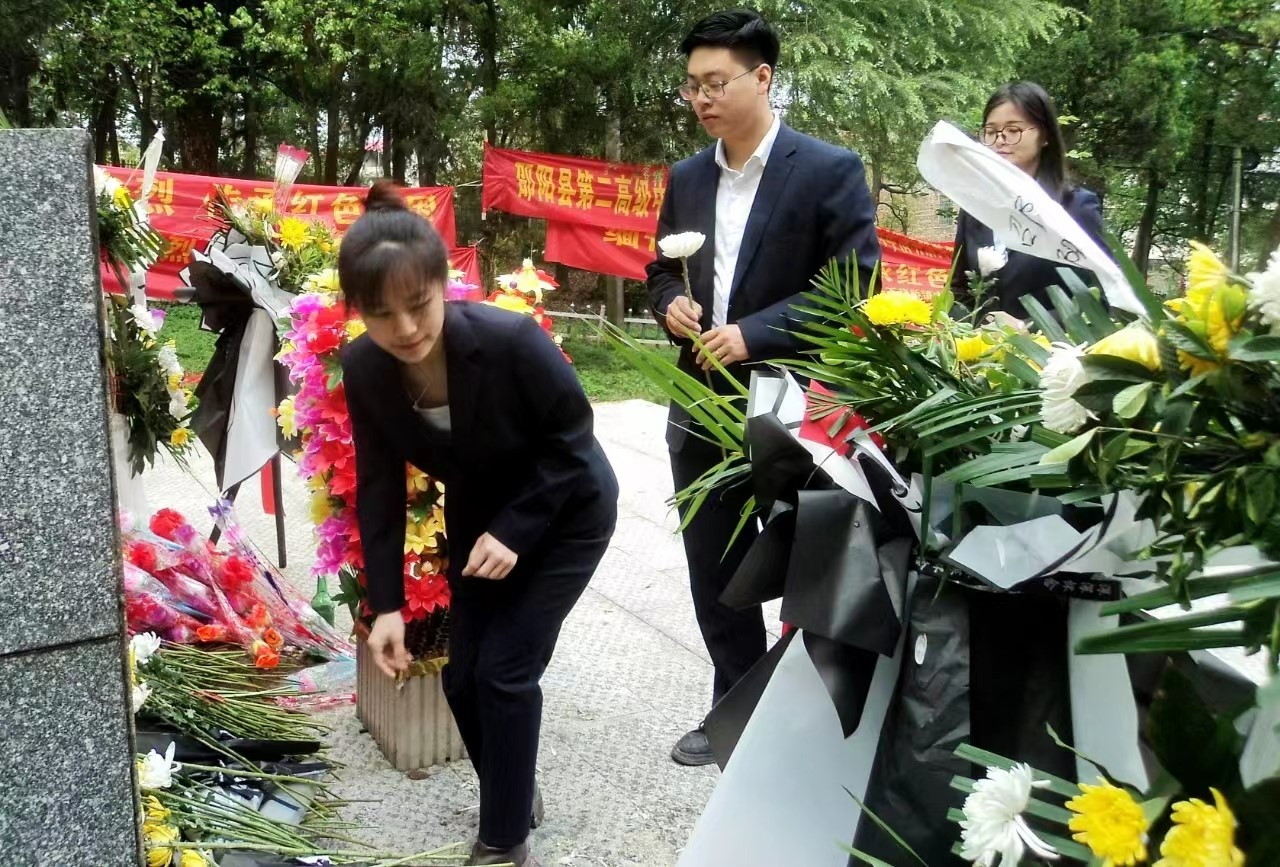 “追尋革命烈士，鼓舞斗志前行”掃墓活動(dòng)