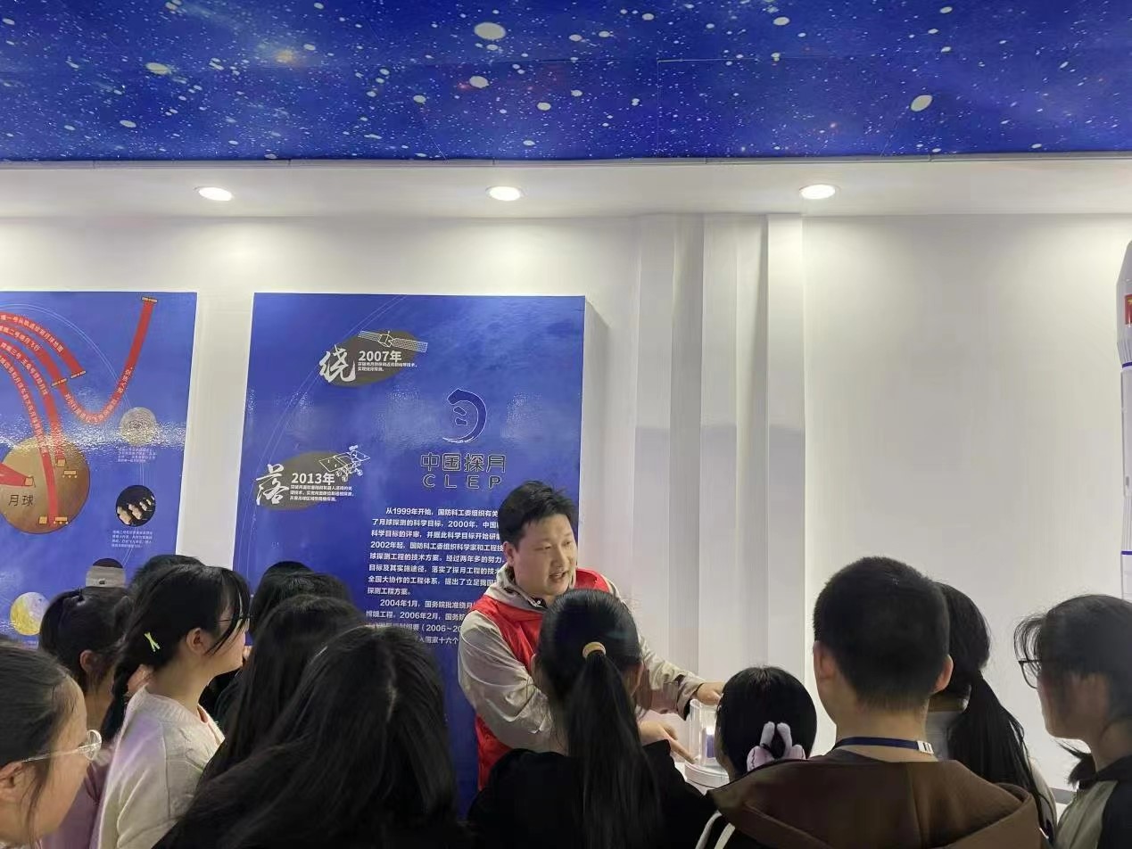 科技強國夢 少年勇?lián)? onmousewheel=