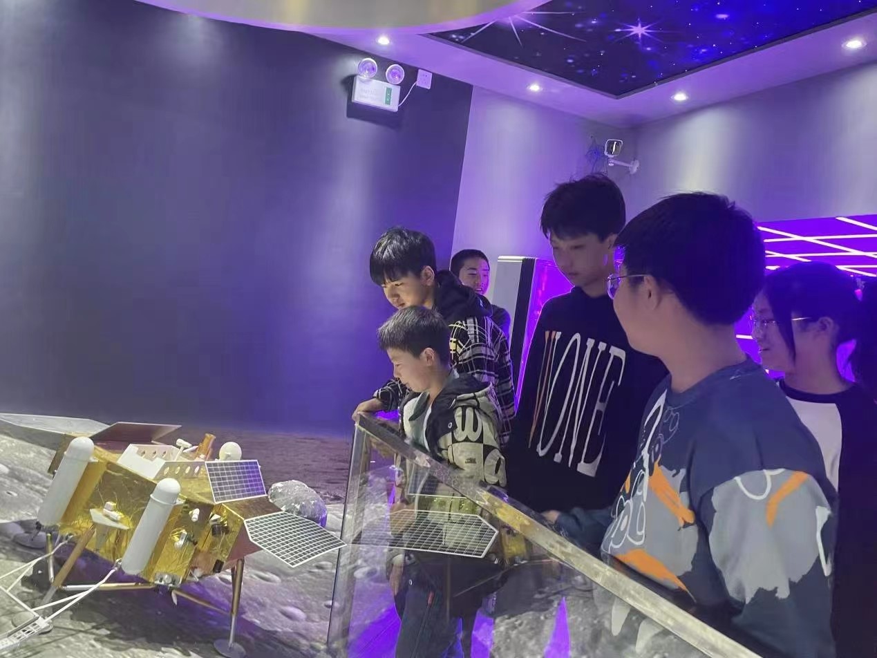 科技強國夢 少年勇?lián)? onmousewheel=