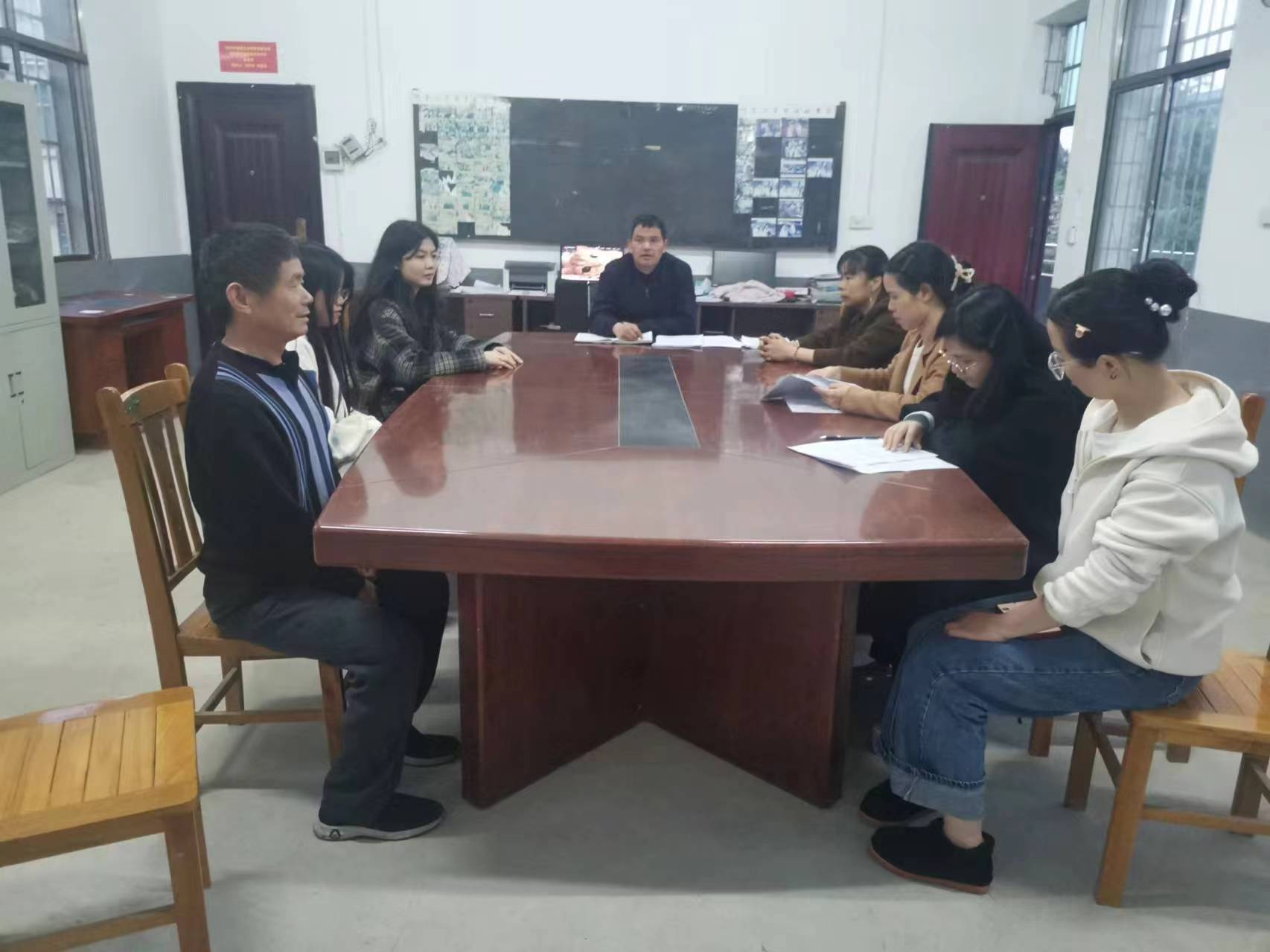 踐行師德風(fēng)范，牢守教育初心