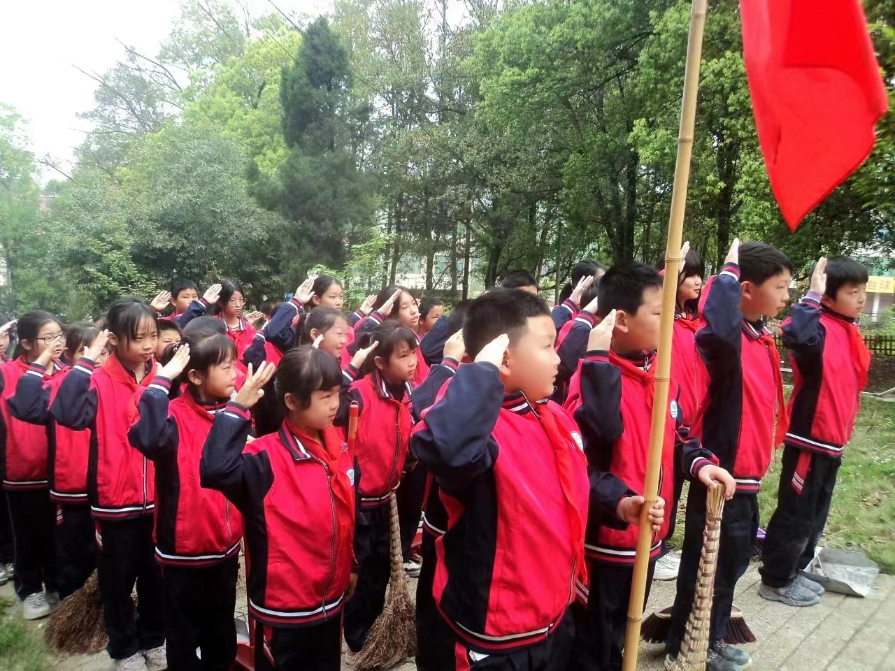 “追尋革命烈士，鼓舞斗志前行”掃墓活動(dòng)