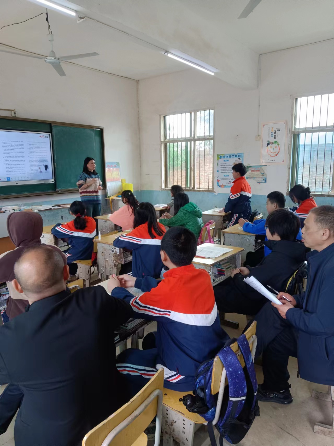 推門聽課抓常規(guī)  教學(xué)提質(zhì)進行時