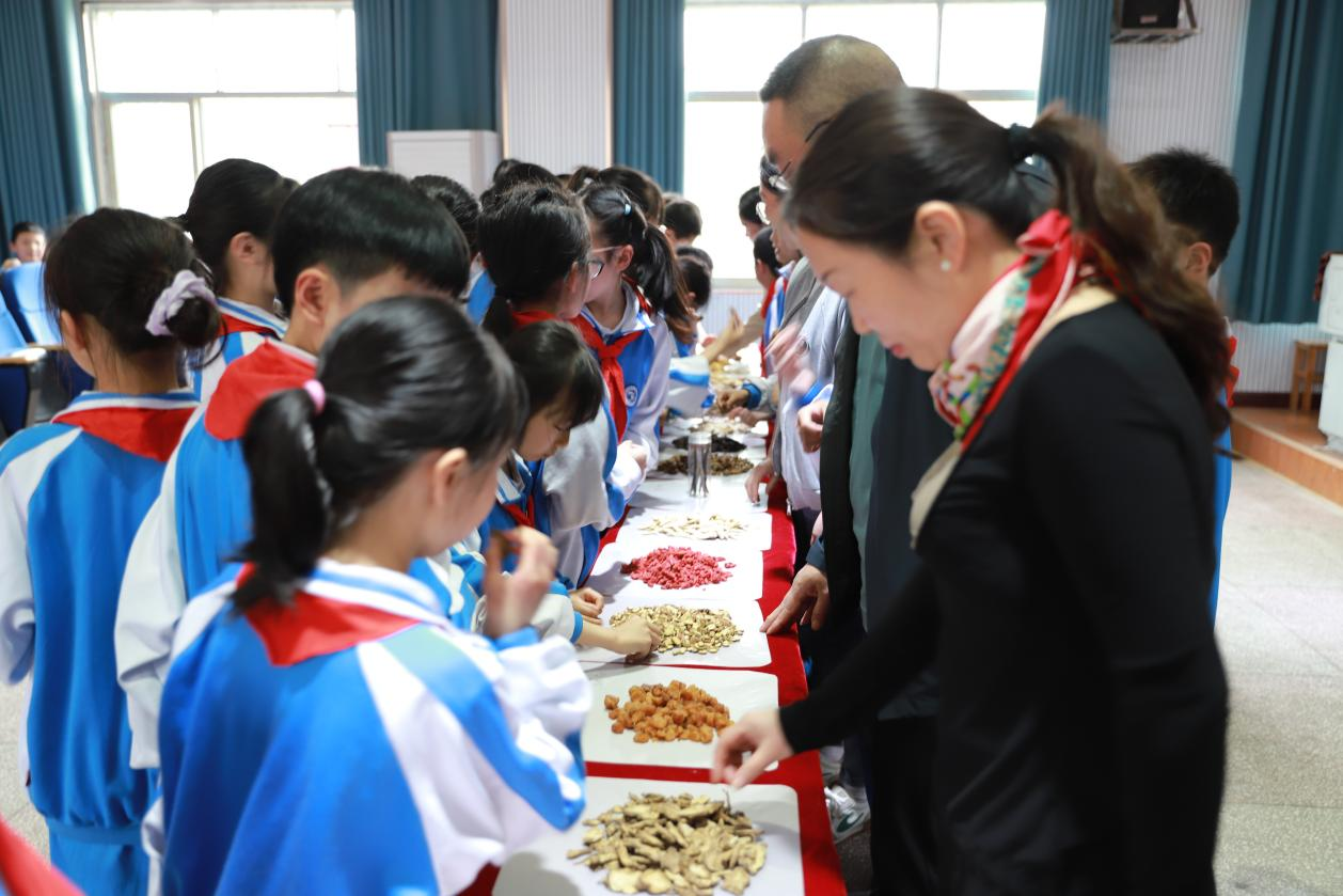 城區(qū)二小開展“中醫(yī)藥文化進校園”系列講座