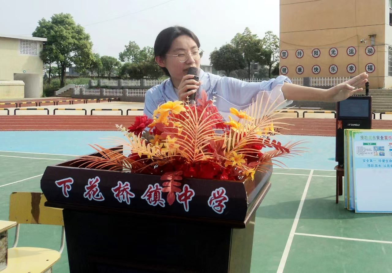 下花橋鎮(zhèn)中學文明風吹滿園春