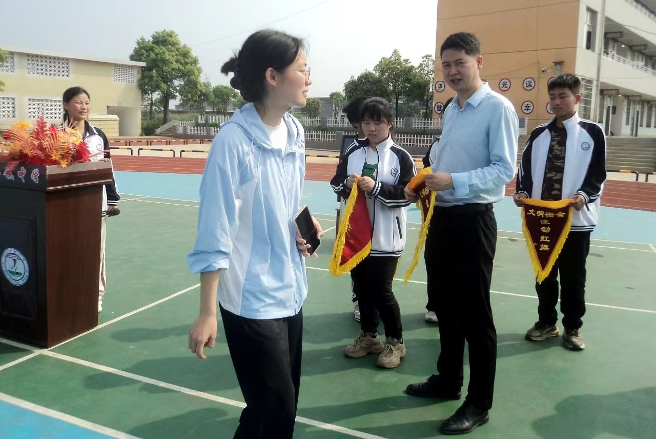 下花橋鎮(zhèn)中學文明風吹滿園春