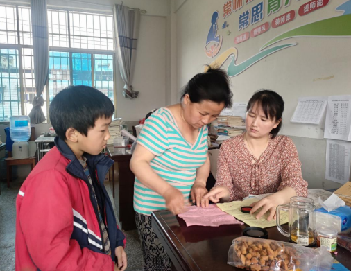 塘渡口鎮(zhèn)三完小開(kāi)展“千師訪萬(wàn)戶”