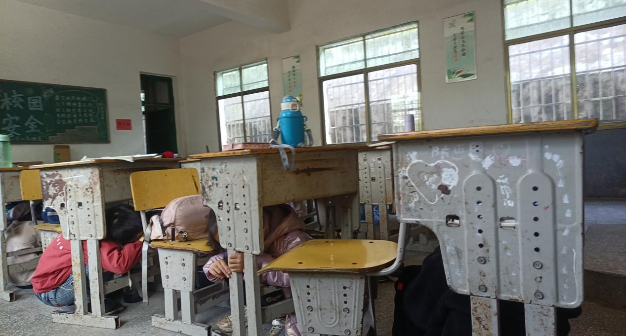 塘田市鎮(zhèn)三青小學(xué)反恐防暴演練