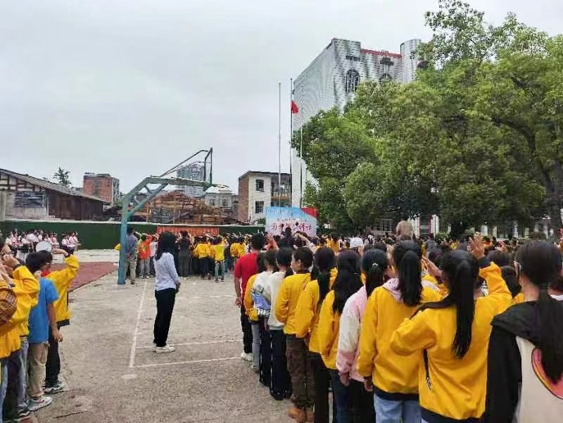 紅星小學(xué)開展了以“預(yù)防溺水，珍愛生命”為主題的國旗下的講話