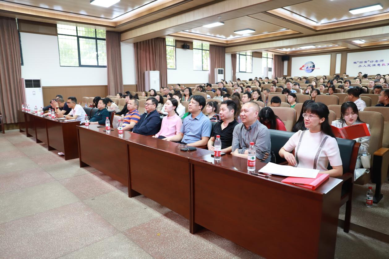 邵陽市雙清區(qū)、北塔區(qū)、大祥區(qū)教育同仁考察城區(qū)二小“書香校園”建設(shè)