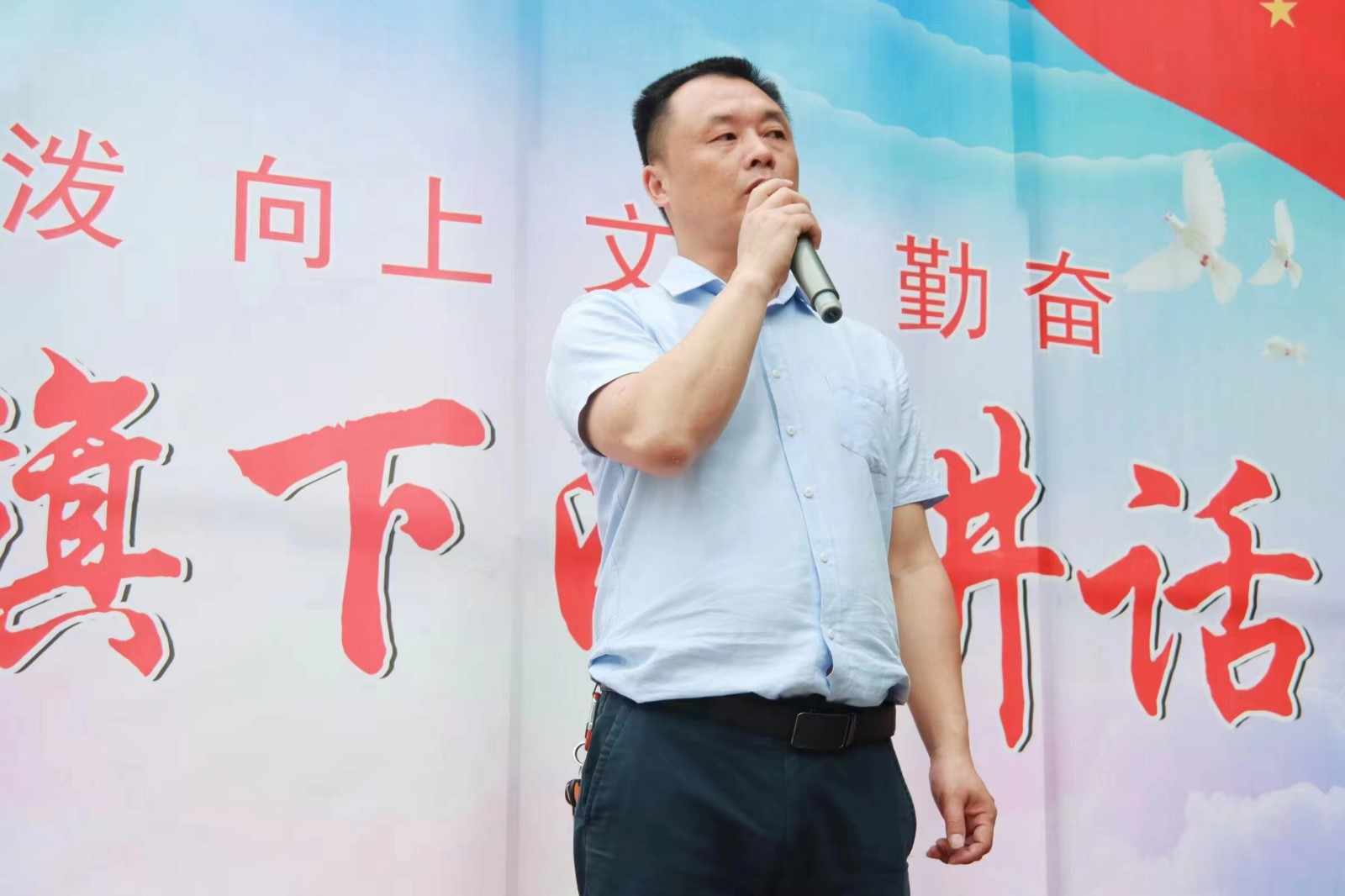 紅星小學(xué)開展“以‘勞’樹品德，以‘動(dòng)’促成長(zhǎng)”主題活動(dòng)月啟動(dòng)儀式