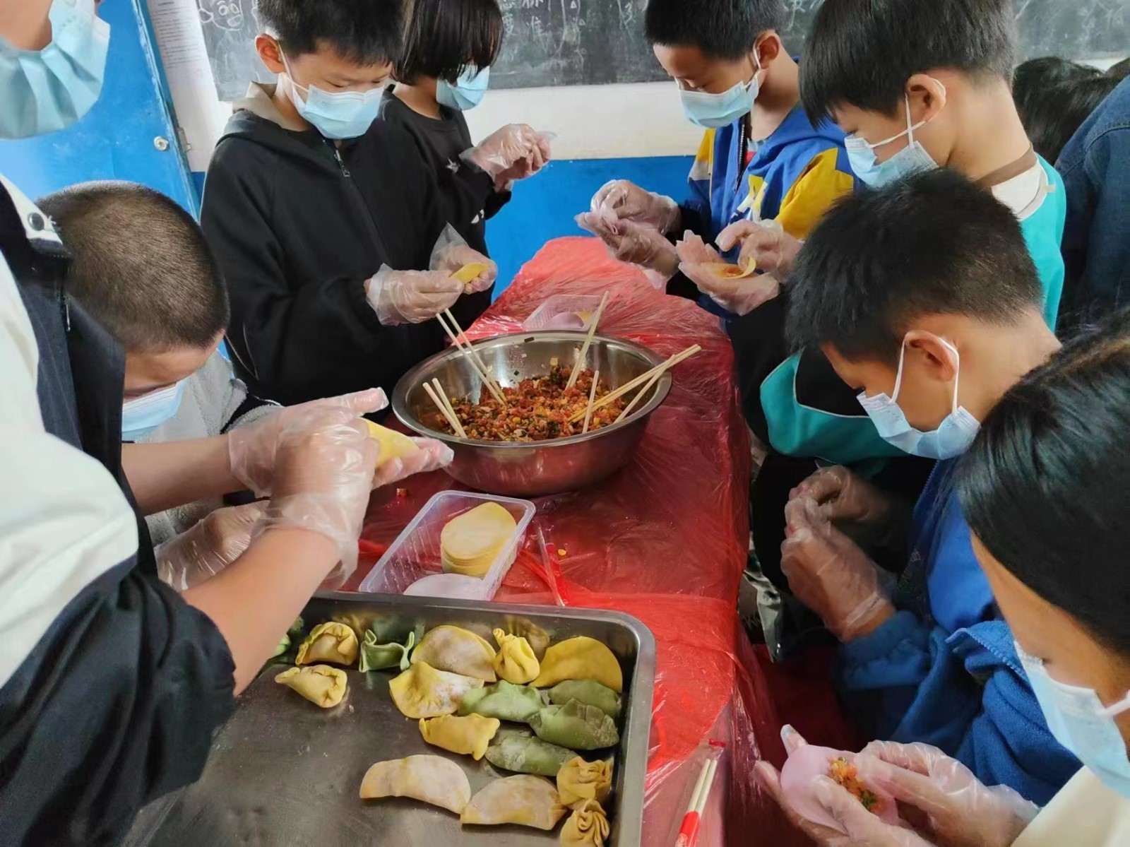 三角小學(xué)開(kāi)展“巧手包餃子”勞動(dòng)實(shí)踐活動(dòng)