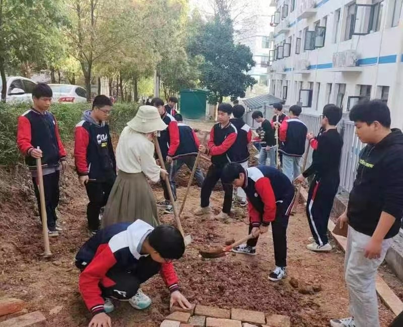 教師傾心育桃李，家長(zhǎng)感恩贈(zèng)錦旗