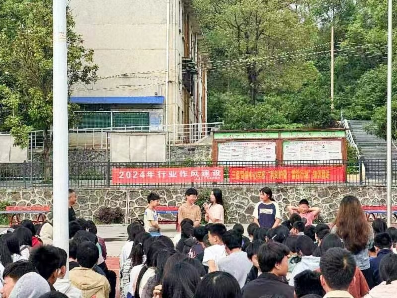 三閣司鎮(zhèn)五里九年義務(wù)制學(xué)校開展“利劍護蕾”知識講座