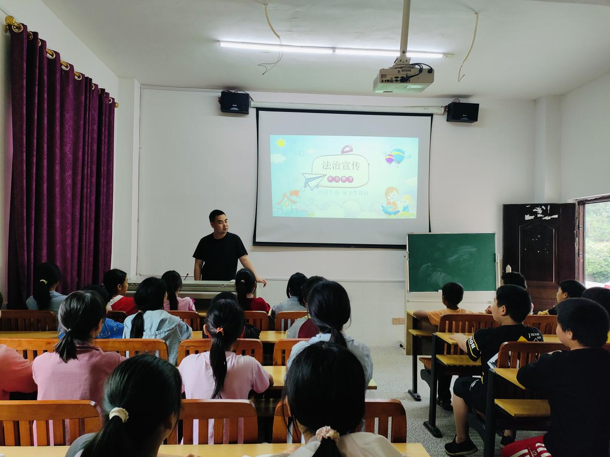 法治校長進(jìn)校園，共筑安全防線
