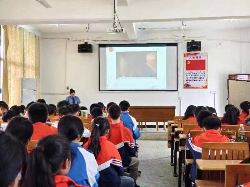 普法入校，學(xué)法入心