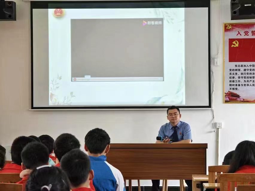 普法入校，學(xué)法入心