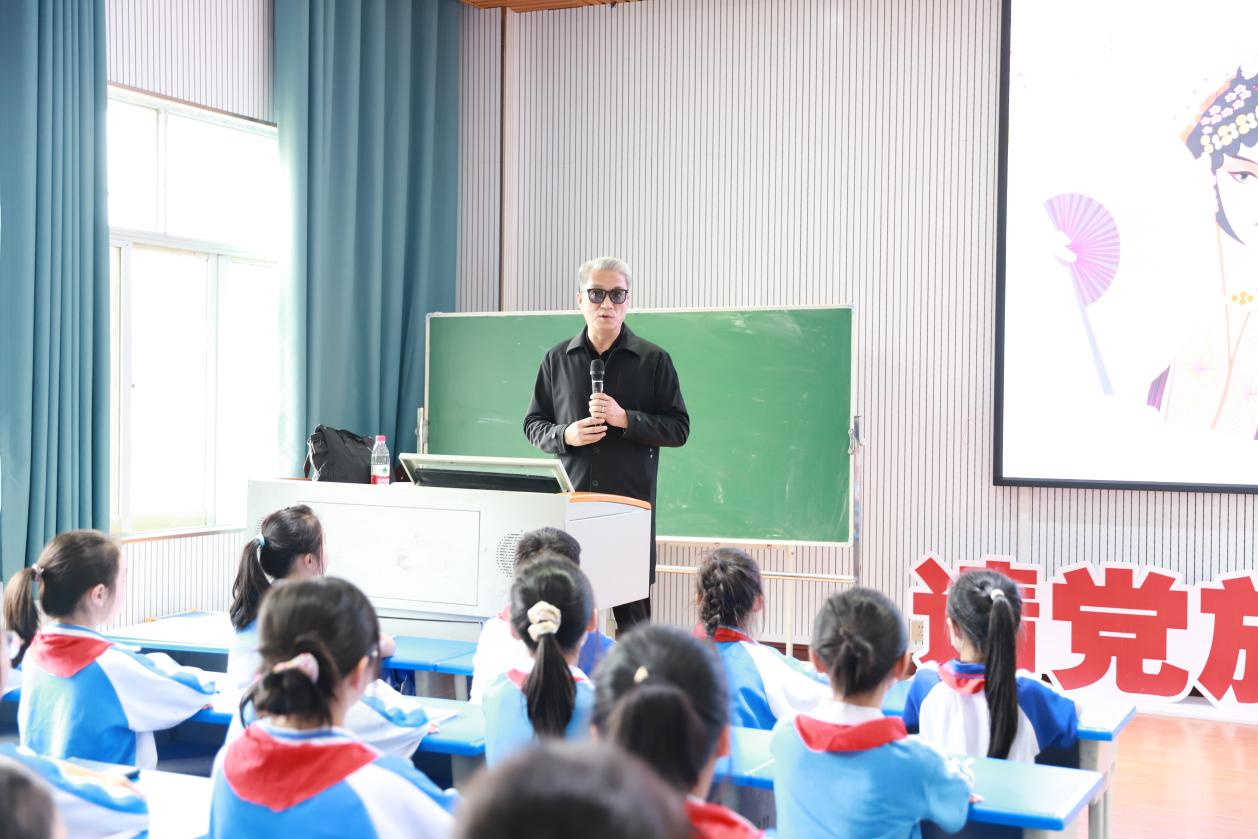 城區(qū)二?。壕﹦≈ň`校園，文化傳承潤童心