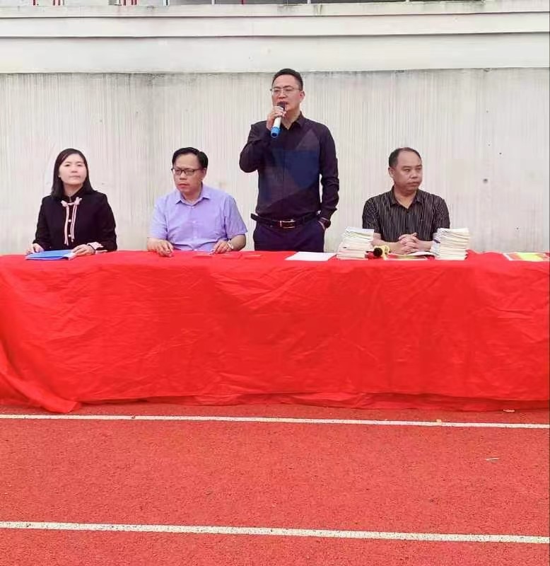 百尺竿頭思更進(jìn)，策馬揚(yáng)鞭自奮蹄