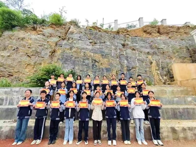 百尺竿頭思更進(jìn)，策馬揚(yáng)鞭自奮蹄