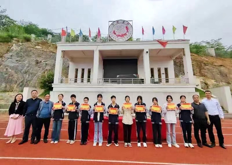 百尺竿頭思更進(jìn)，策馬揚(yáng)鞭自奮蹄