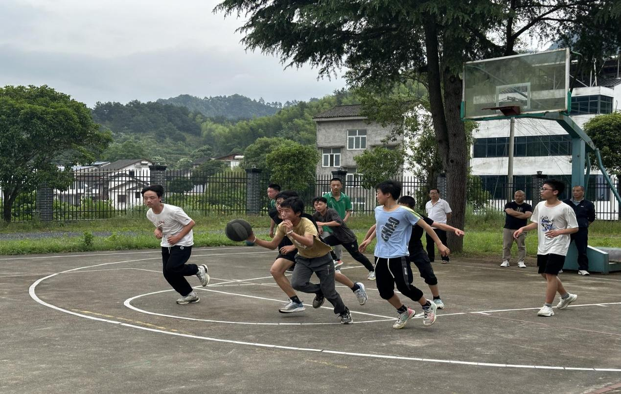 新寧縣崀山鎮(zhèn)崀山學校鄉(xiāng)村少年宮舉辦運動會