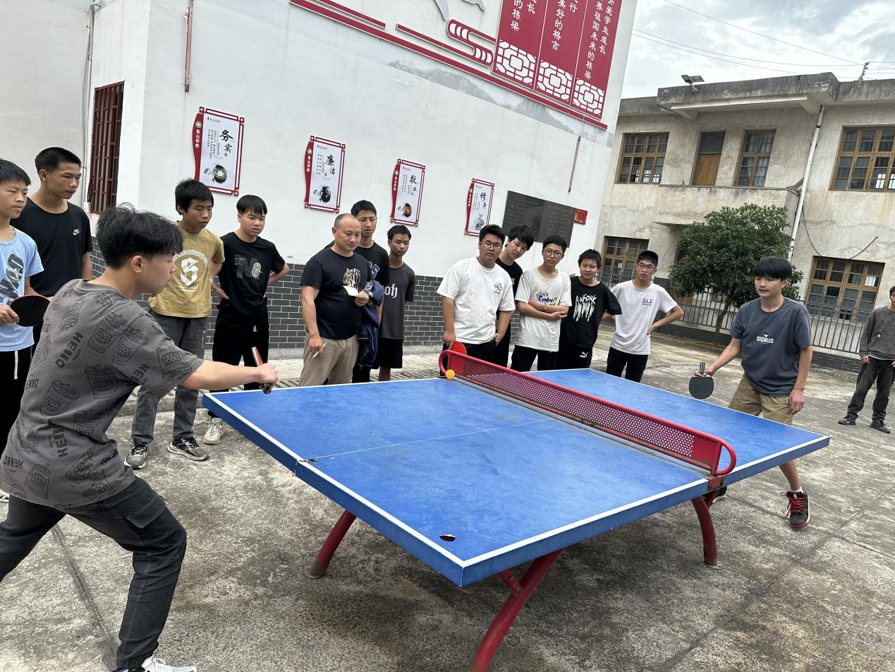 新寧縣崀山鎮(zhèn)崀山學校鄉(xiāng)村少年宮舉辦運動會