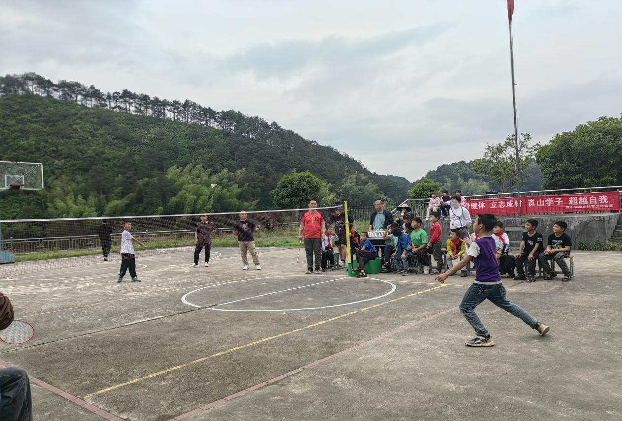 新寧縣崀山鎮(zhèn)崀山學校鄉(xiāng)村少年宮舉辦運動會