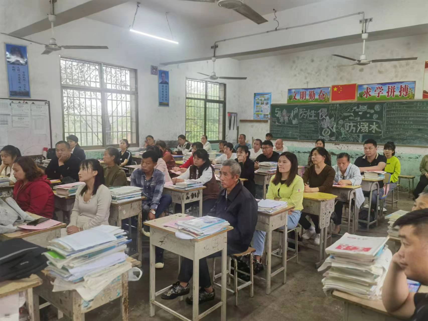 北塔區(qū)人大代表講師團深入學校做家庭教育講座