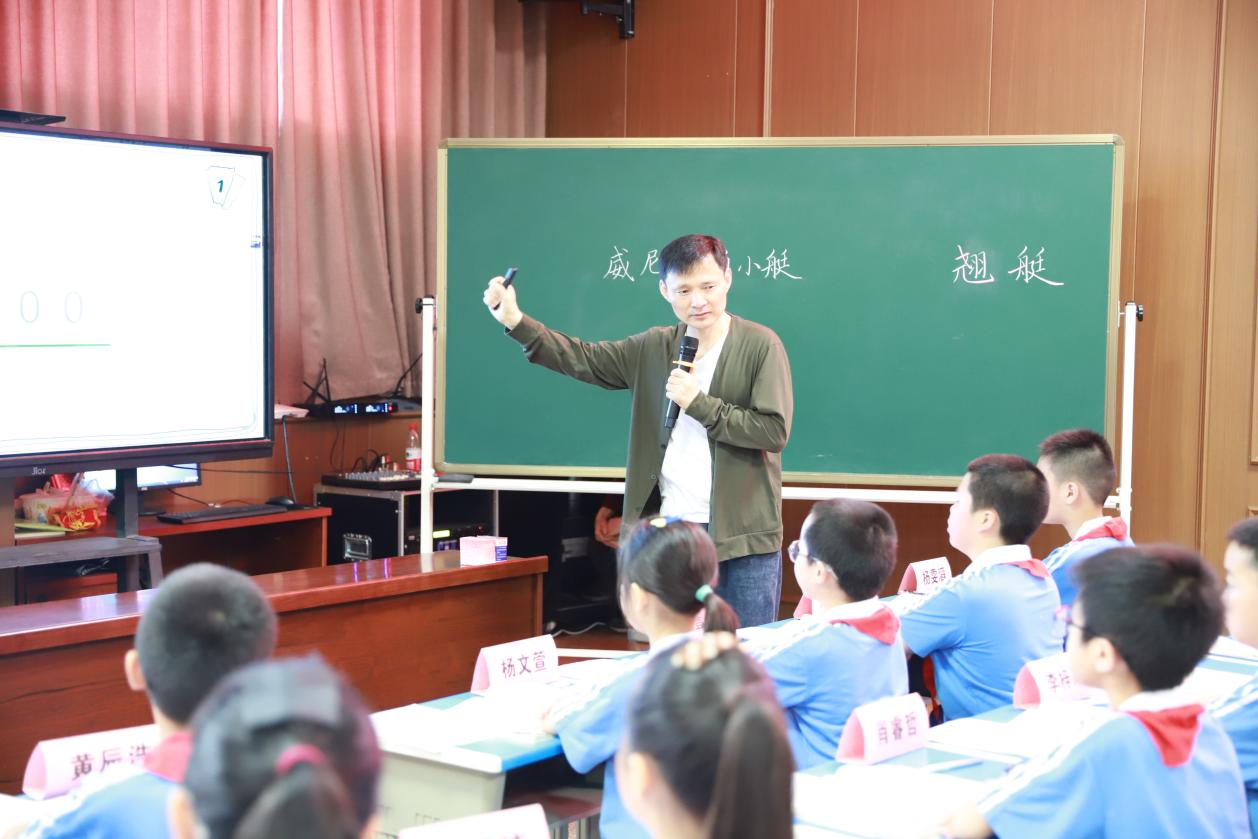 管建剛團隊來城區(qū)二小開展“習(xí)課堂”觀摩教研