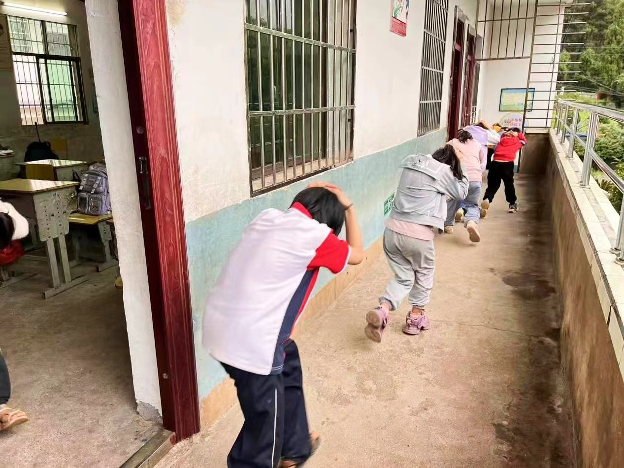 塘田市鎮(zhèn)大坪小學(xué)開展防災(zāi)減災(zāi)疏散演練