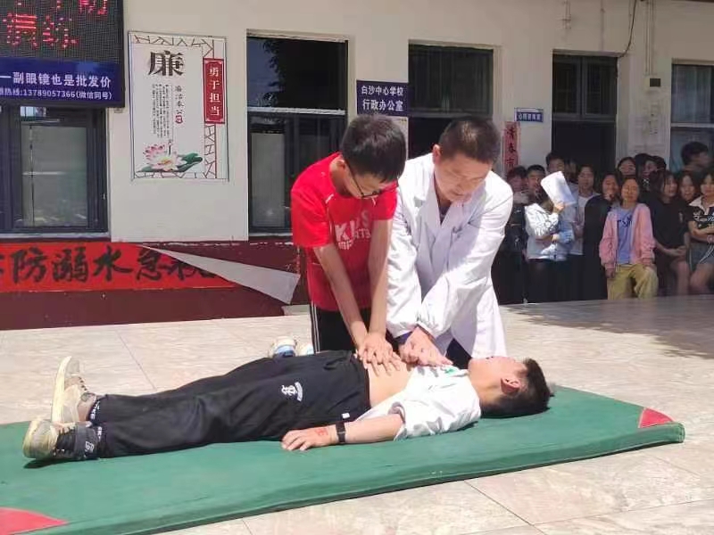 白沙中學(xué)成功舉行防溺水安全急救演練