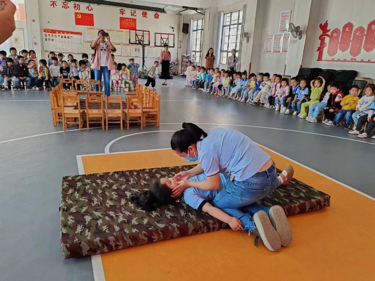 新寧縣幼兒園開展防溺水應(yīng)急演練