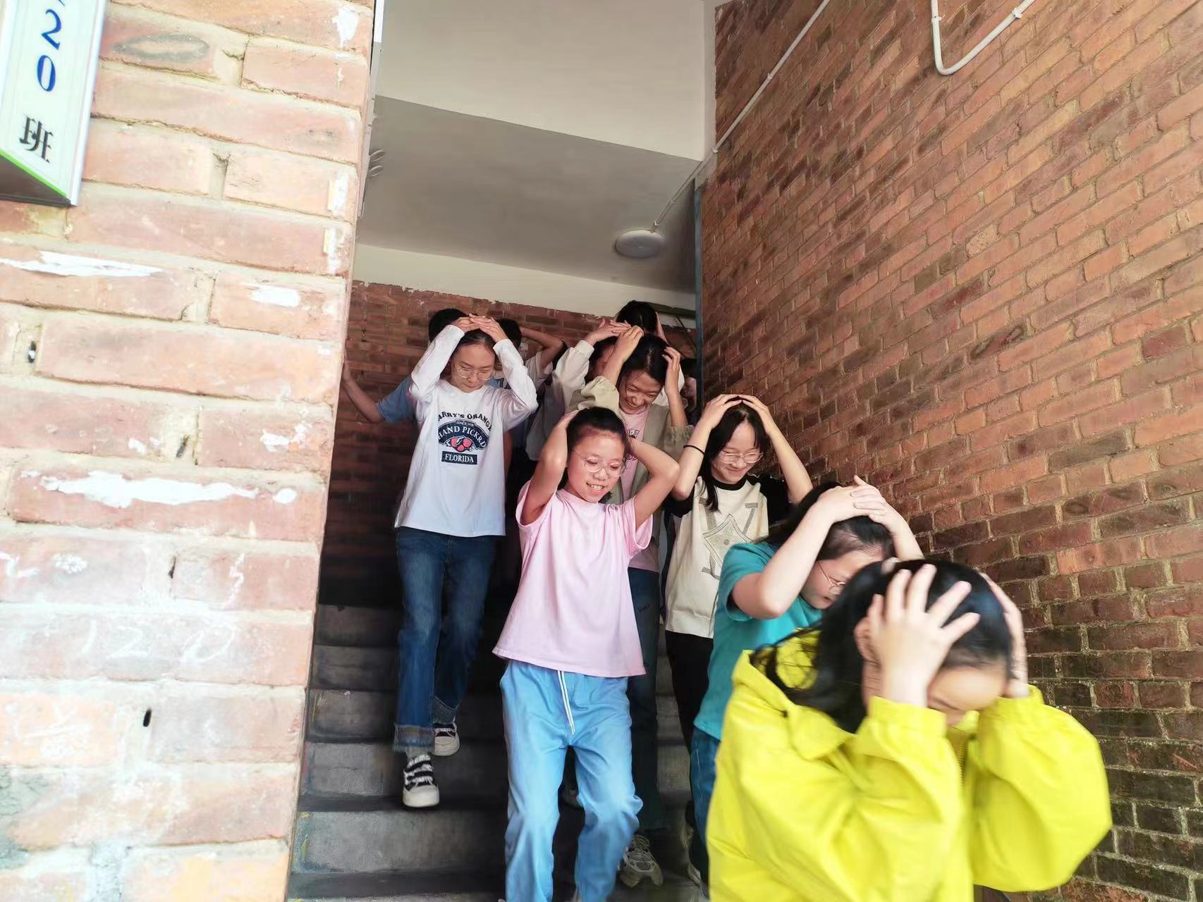 北塔小學(xué)組織開展防災(zāi)減災(zāi)日應(yīng)急疏散演練