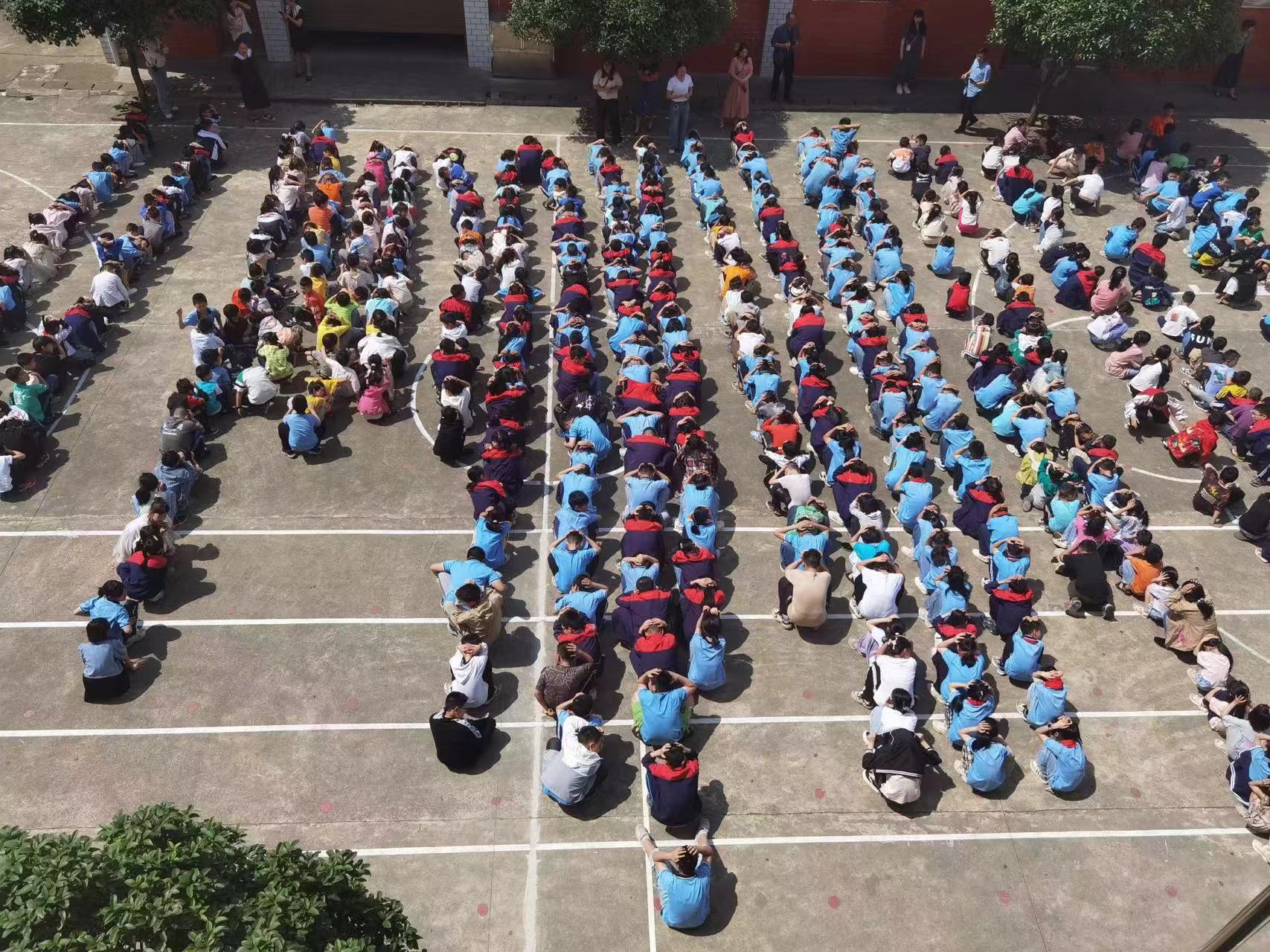 北塔小學(xué)組織開展防災(zāi)減災(zāi)日應(yīng)急疏散演練