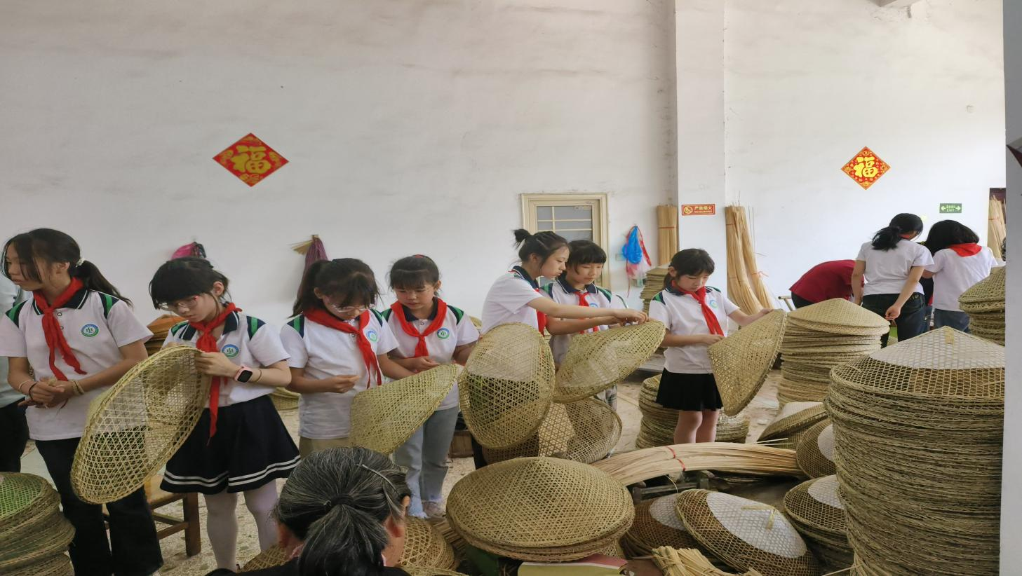 五峰鋪鎮(zhèn)中心完小舉行學(xué)生制作斗笠  勞動(dòng)實(shí)踐