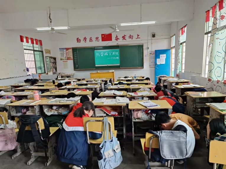 金稱市鎮(zhèn)中心完小防震減災(zāi)疏散演練