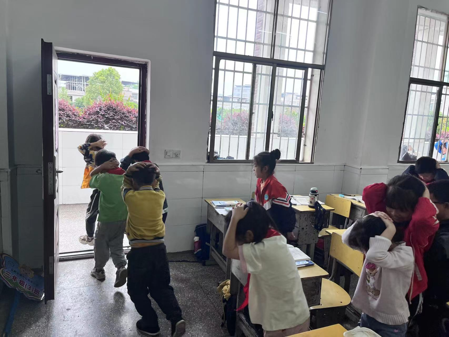 金稱市鎮(zhèn)中心完小防震減災(zāi)疏散演練