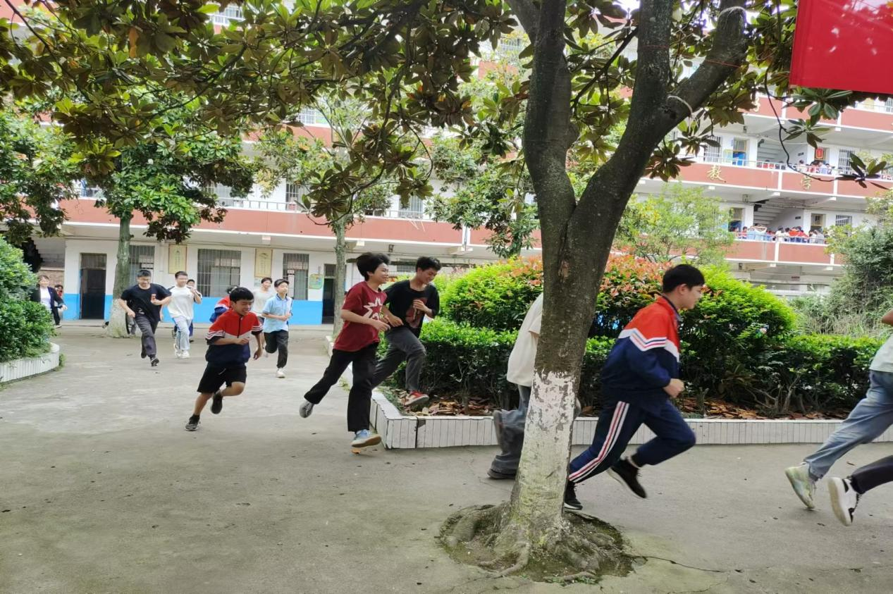 金稱市鎮(zhèn)中學(xué)開展防震應(yīng)急疏散演練