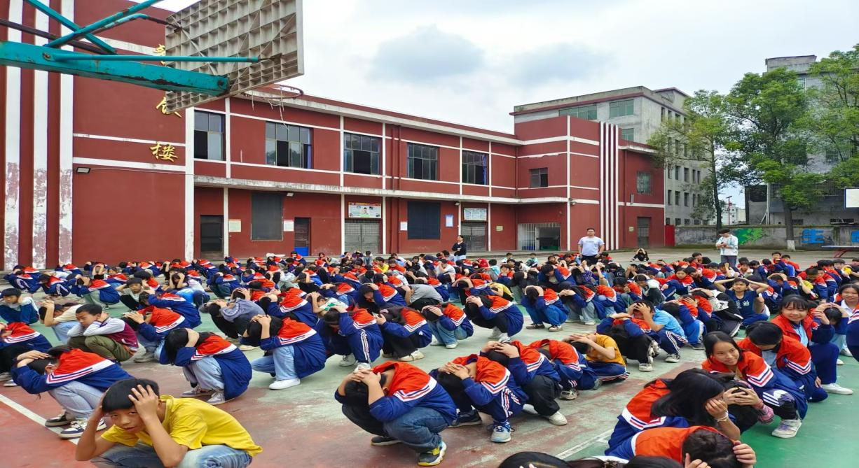 金稱市鎮(zhèn)中學(xué)開展防震應(yīng)急疏散演練