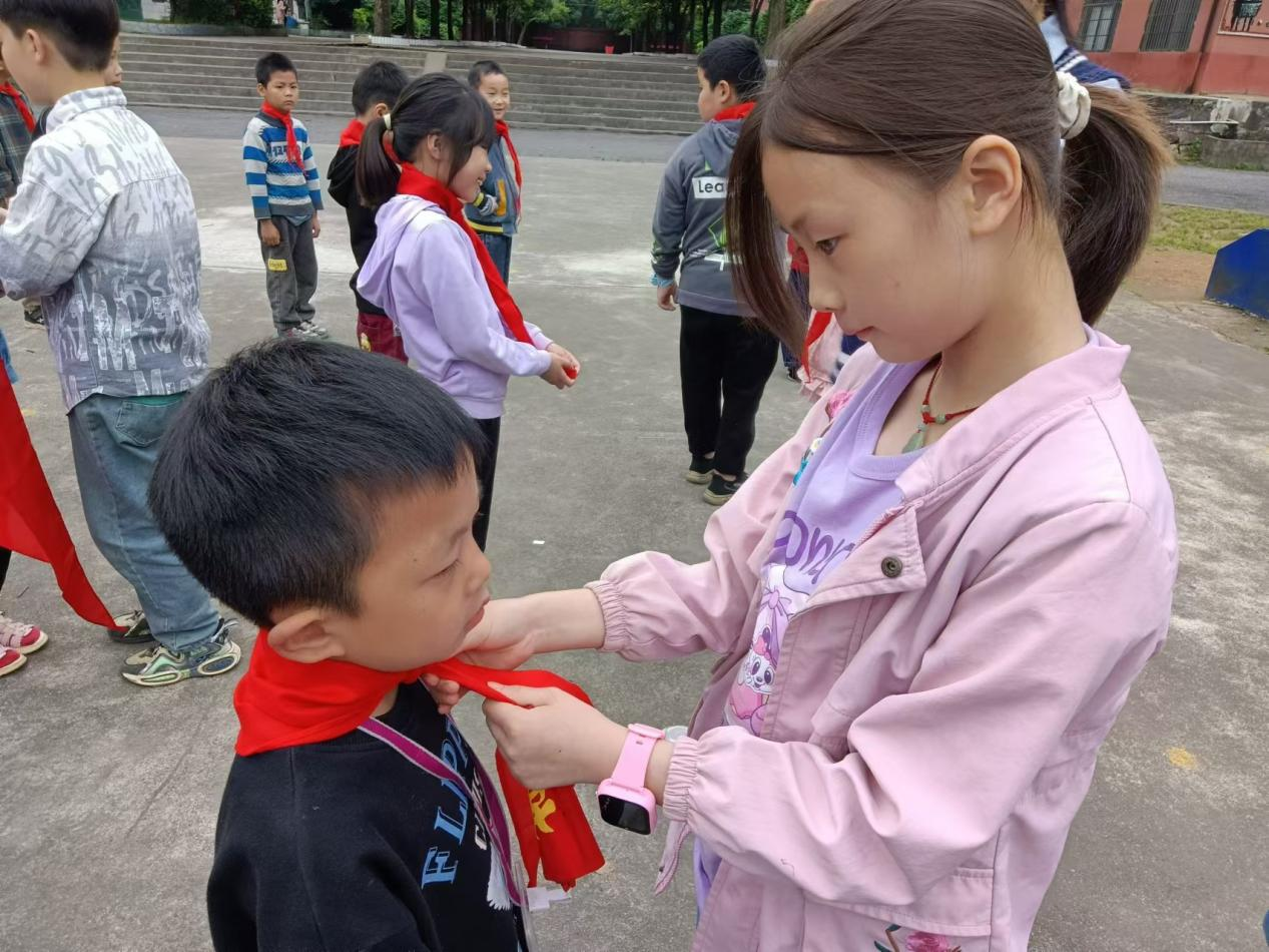 “星星火炬伴成長”下花橋鎮(zhèn)中心完全小學(xué)新隊(duì)員入隊(duì)儀式