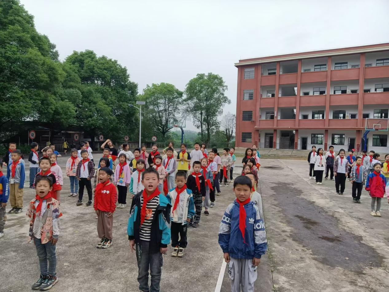 “星星火炬伴成長”下花橋鎮(zhèn)中心完全小學(xué)新隊(duì)員入隊(duì)儀式