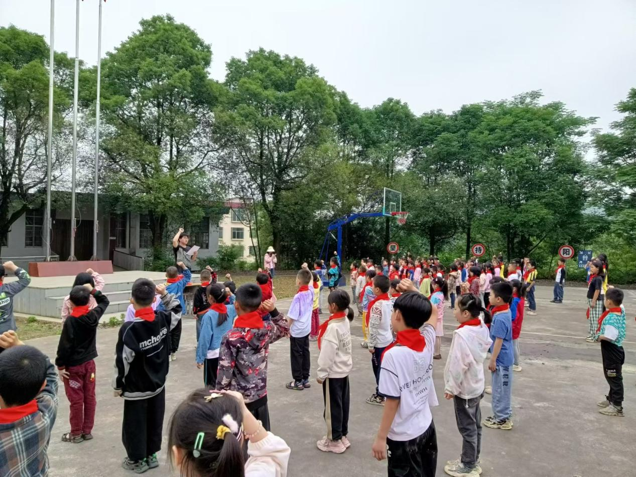 “星星火炬伴成長”下花橋鎮(zhèn)中心完全小學(xué)新隊(duì)員入隊(duì)儀式