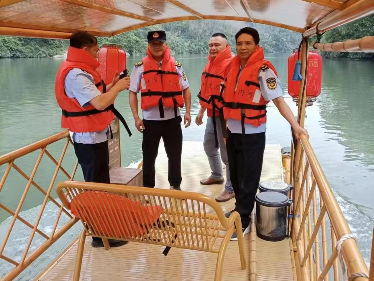 新寧縣崀山鎮(zhèn)：開(kāi)展聯(lián)合巡河 共護(hù)河湖安全