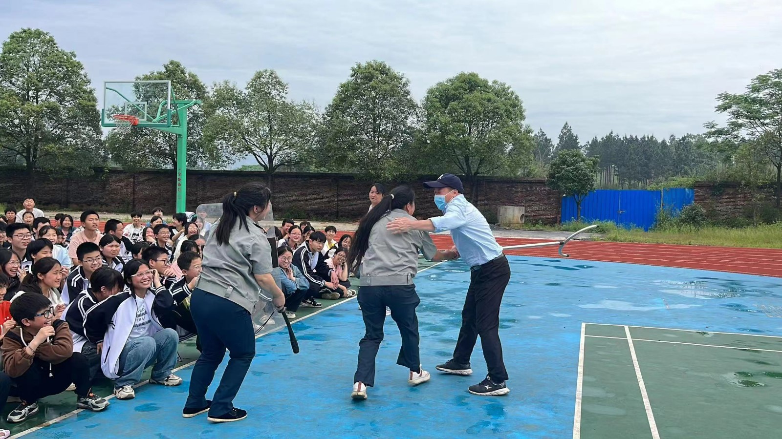 下花橋鎮(zhèn)中學別樣防暴演練? ? ? ? ? ?