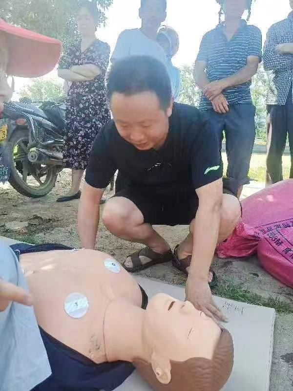 白沙中學(xué)開(kāi)展防溺水急救演練